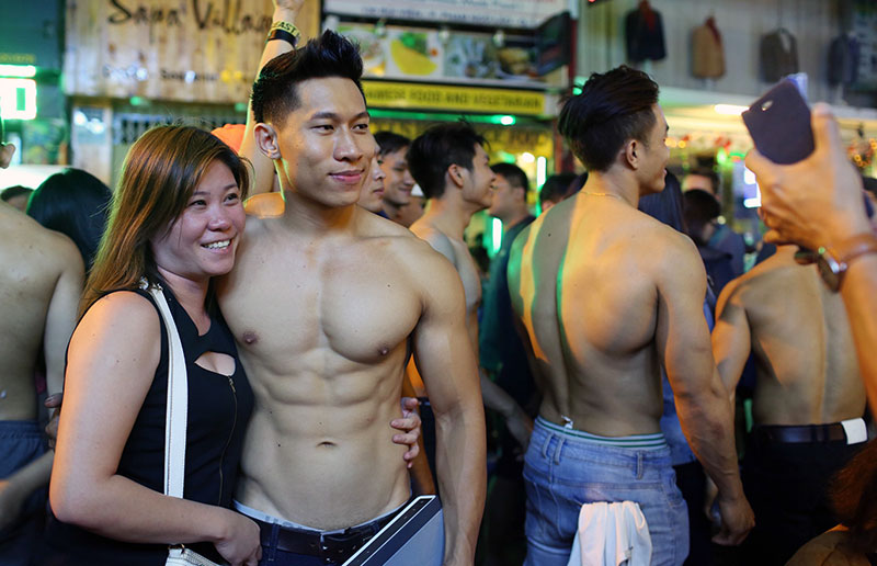 Trai 6 múi cởi trần ôm tự do đêm Noel ở phố Tây Sài Gòn